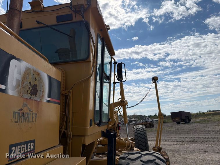 image for item FJ0518 2001 Caterpillar 14H motor grader