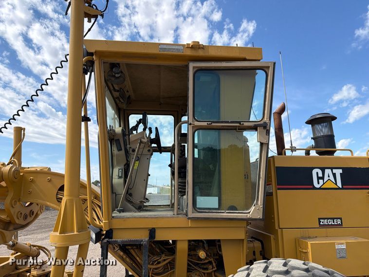 image for item FJ0518 2001 Caterpillar 14H motor grader