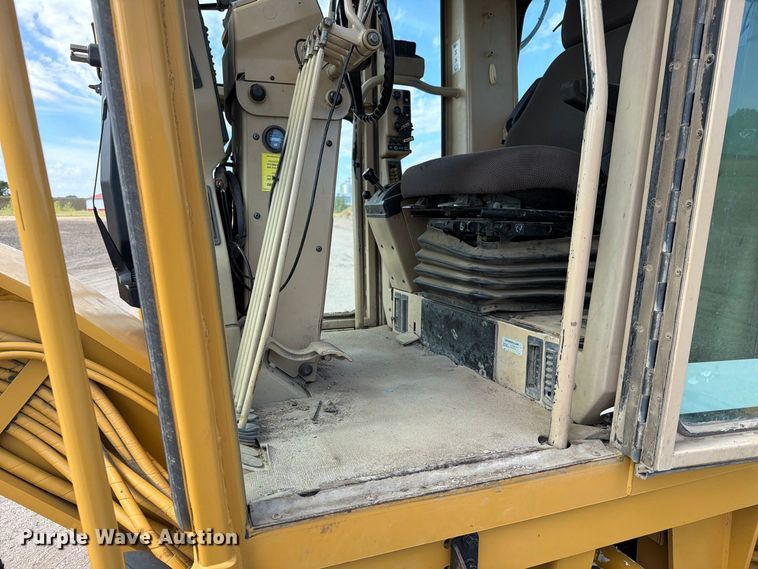 image for item FJ0518 2001 Caterpillar 14H motor grader