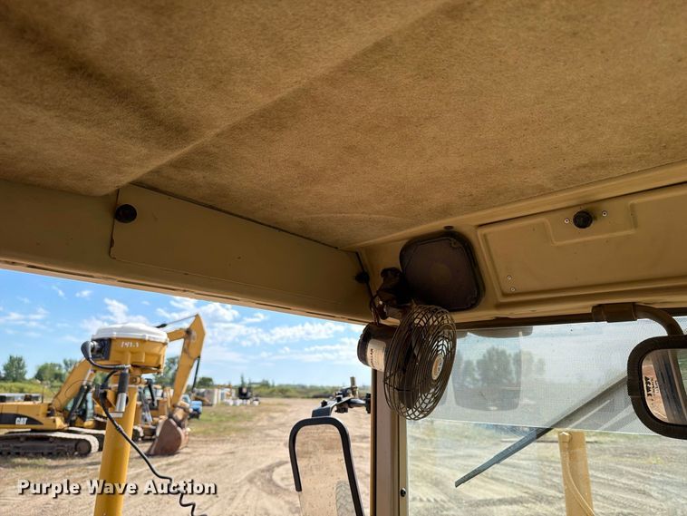 image for item FJ0518 2001 Caterpillar 14H motor grader