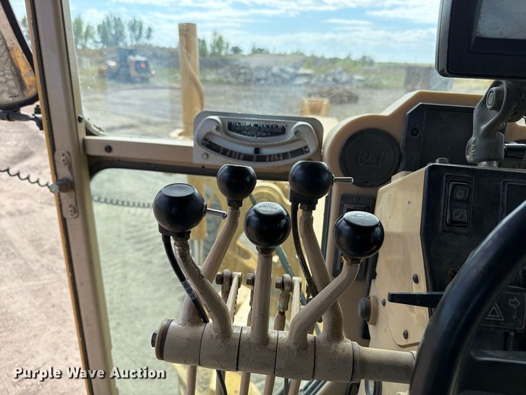 image for item FJ0518 2001 Caterpillar 14H motor grader