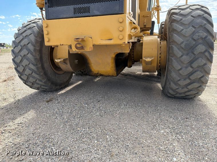 image for item FJ0518 2001 Caterpillar 14H motor grader