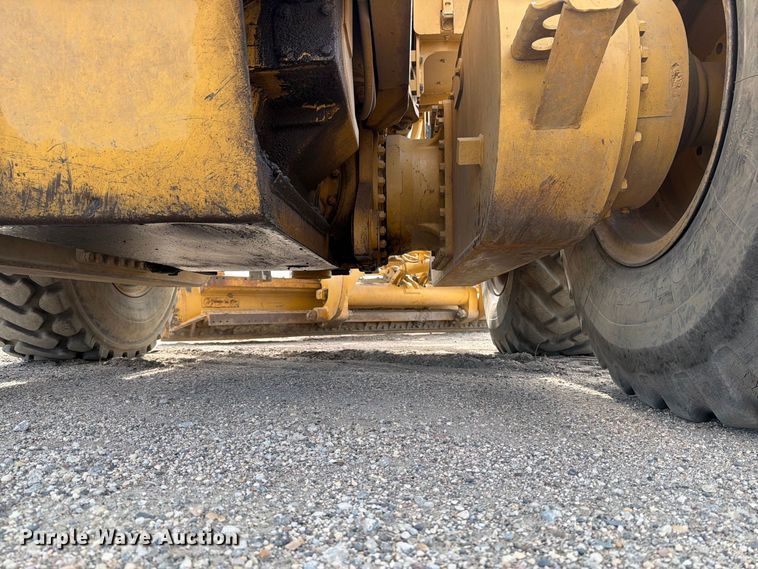 image for item FJ0518 2001 Caterpillar 14H motor grader