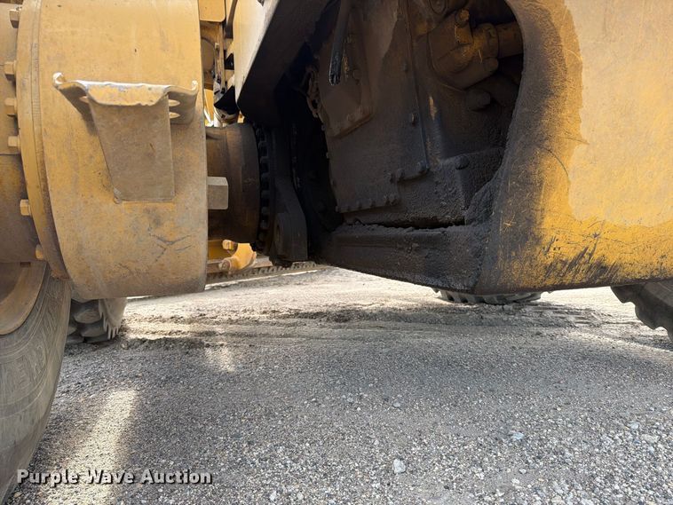 image for item FJ0518 2001 Caterpillar 14H motor grader