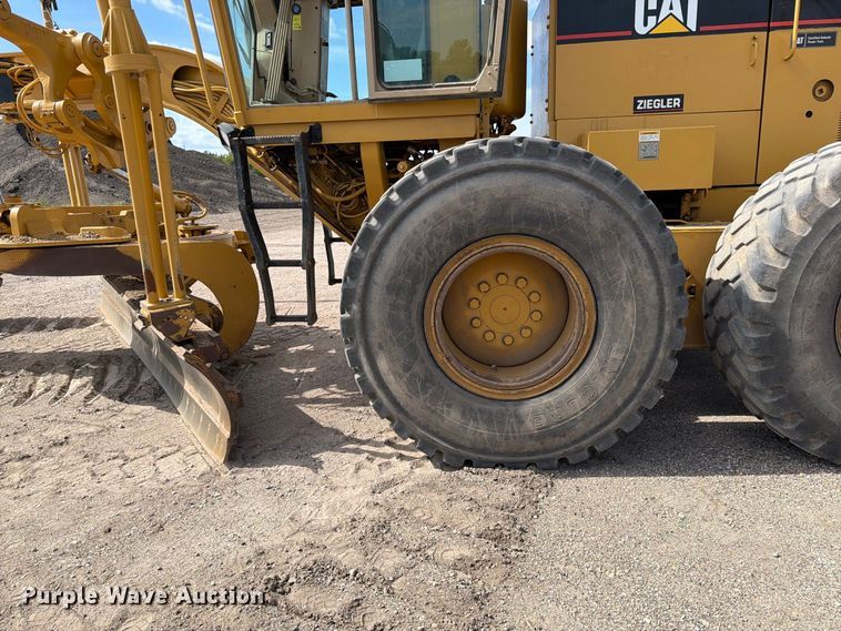 image for item FJ0518 2001 Caterpillar 14H motor grader