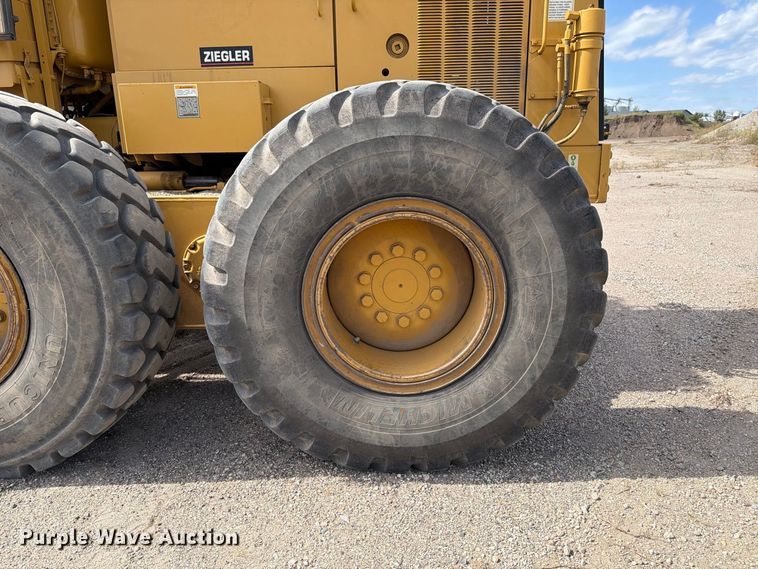 image for item FJ0518 2001 Caterpillar 14H motor grader