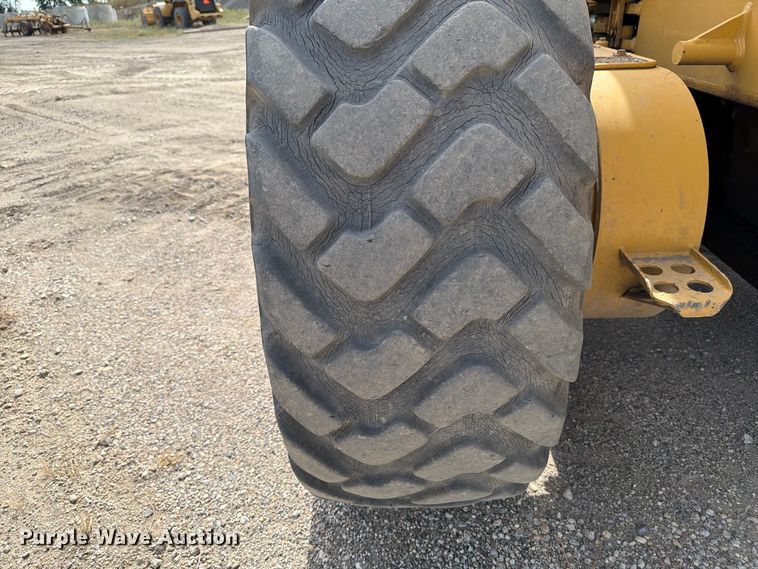 image for item FJ0518 2001 Caterpillar 14H motor grader