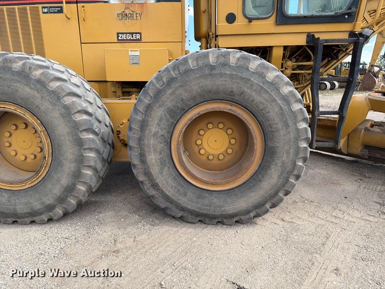 image for item FJ0518 2001 Caterpillar 14H motor grader