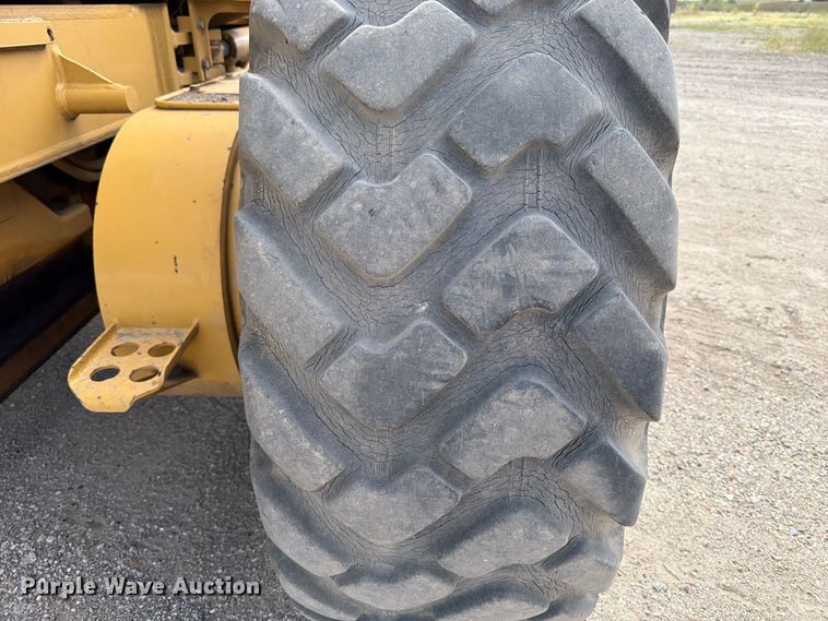 image for item FJ0518 2001 Caterpillar 14H motor grader