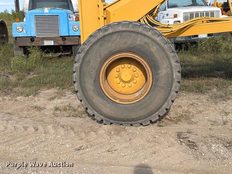 image for item FJ0518 2001 Caterpillar 14H motor grader