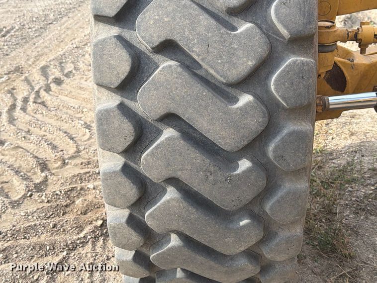 image for item FJ0518 2001 Caterpillar 14H motor grader