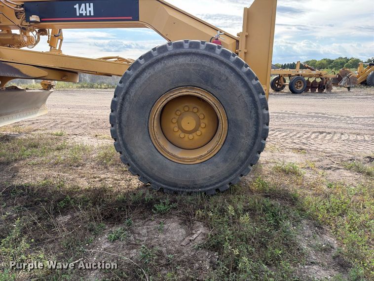 image for item FJ0518 2001 Caterpillar 14H motor grader