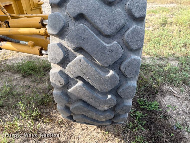 image for item FJ0518 2001 Caterpillar 14H motor grader