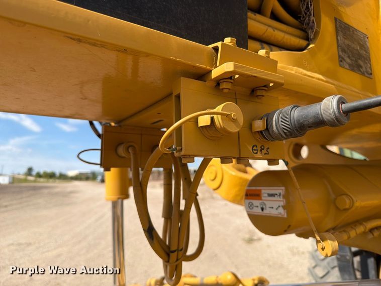 image for item FJ0518 2001 Caterpillar 14H motor grader