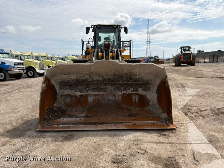 image for item FK3702 2020 John Deere 824L wheel loader