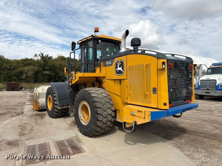 image for item FK3702 2020 John Deere 824L wheel loader