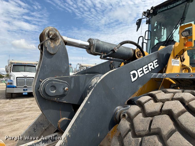 image for item FK3702 2020 John Deere 824L wheel loader