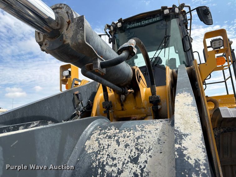 image for item FK3702 2020 John Deere 824L wheel loader
