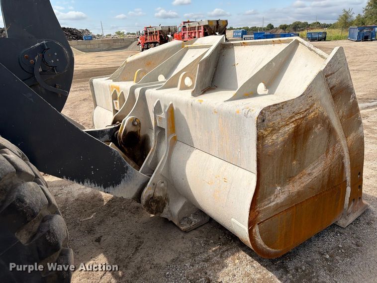 image for item FK3702 2020 John Deere 824L wheel loader