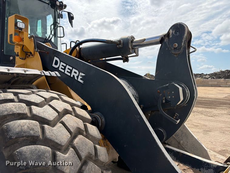 image for item FK3702 2020 John Deere 824L wheel loader