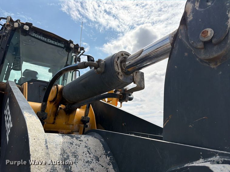 image for item FK3702 2020 John Deere 824L wheel loader
