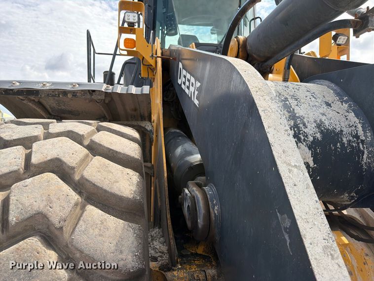 image for item FK3702 2020 John Deere 824L wheel loader