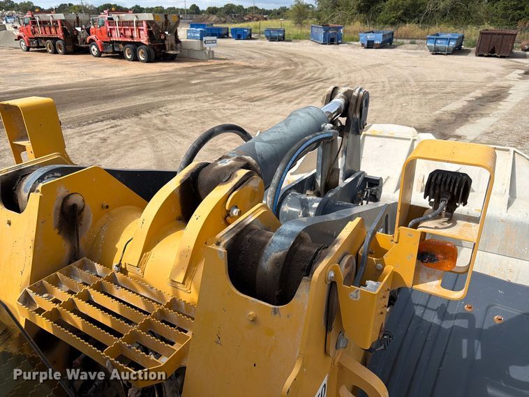 image for item FK3702 2020 John Deere 824L wheel loader