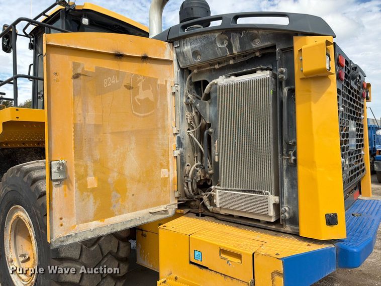 image for item FK3702 2020 John Deere 824L wheel loader