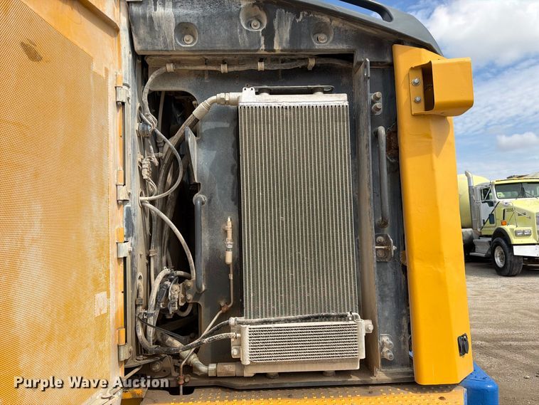 image for item FK3702 2020 John Deere 824L wheel loader
