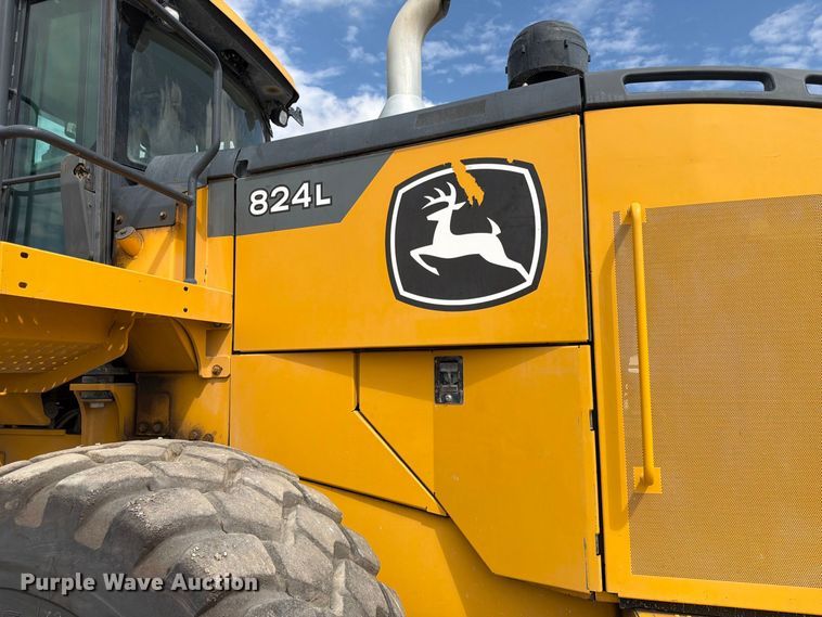 image for item FK3702 2020 John Deere 824L wheel loader