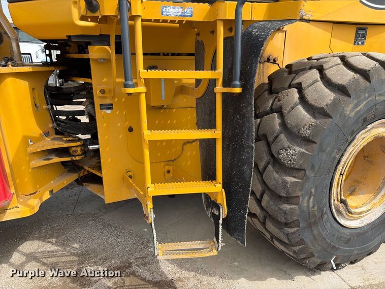 image for item FK3702 2020 John Deere 824L wheel loader