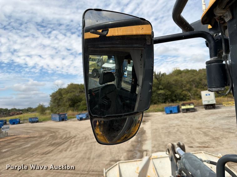 image for item FK3702 2020 John Deere 824L wheel loader