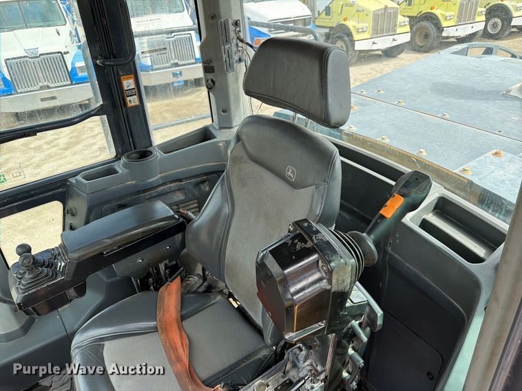 image for item FK3702 2020 John Deere 824L wheel loader