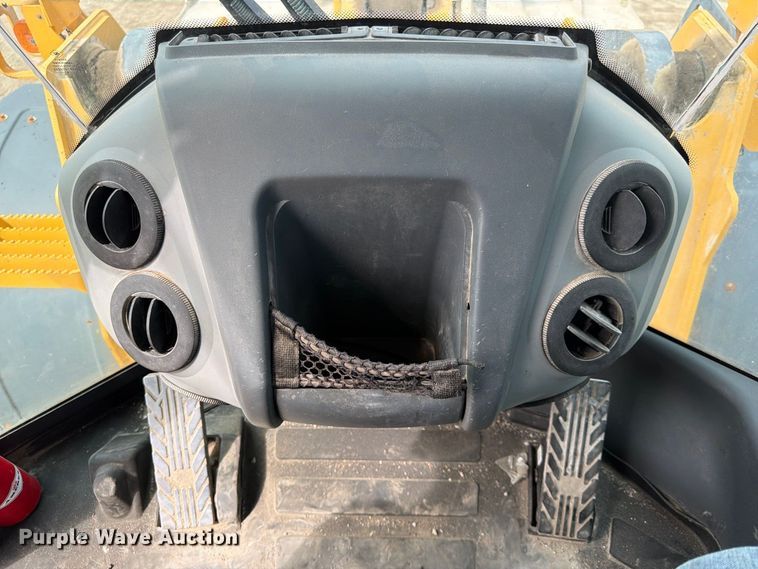 image for item FK3702 2020 John Deere 824L wheel loader