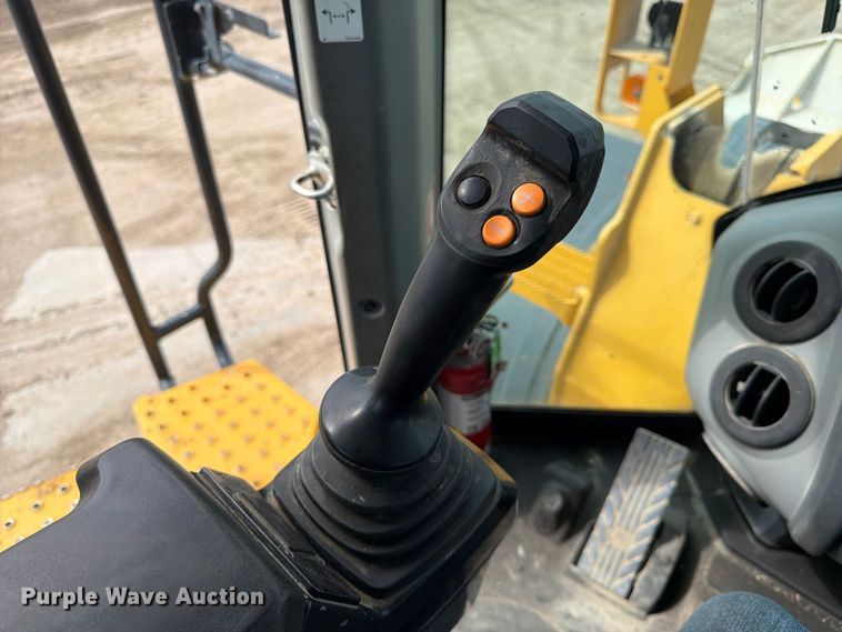 image for item FK3702 2020 John Deere 824L wheel loader