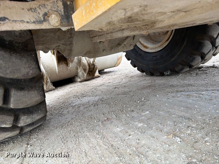 image for item FK3702 2020 John Deere 824L wheel loader