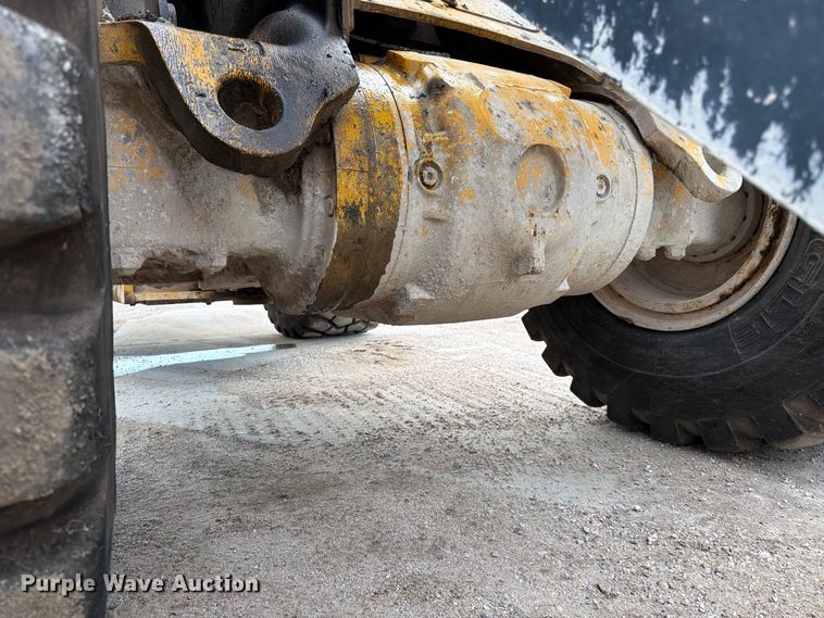 image for item FK3702 2020 John Deere 824L wheel loader