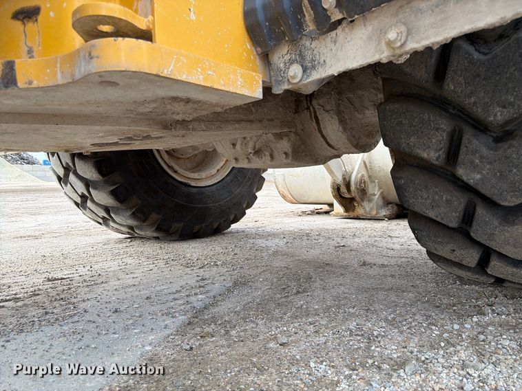 image for item FK3702 2020 John Deere 824L wheel loader