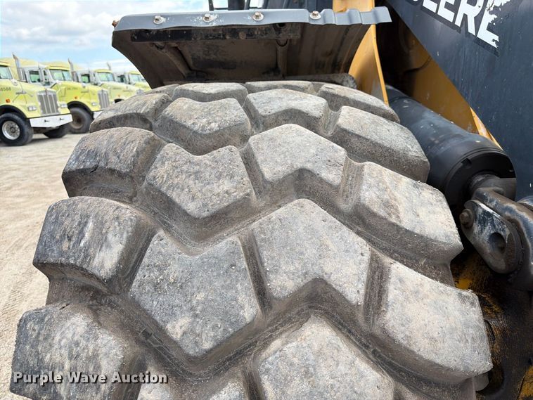 image for item FK3702 2020 John Deere 824L wheel loader