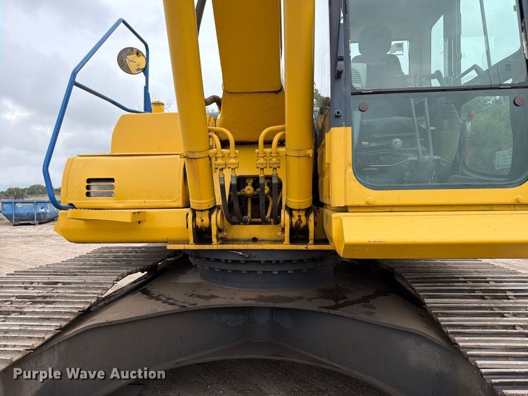 image for item FK3703 2006 Komatsu PC220LC-8 excavator