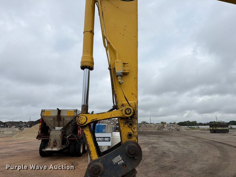 image for item FK3703 2006 Komatsu PC220LC-8 excavator