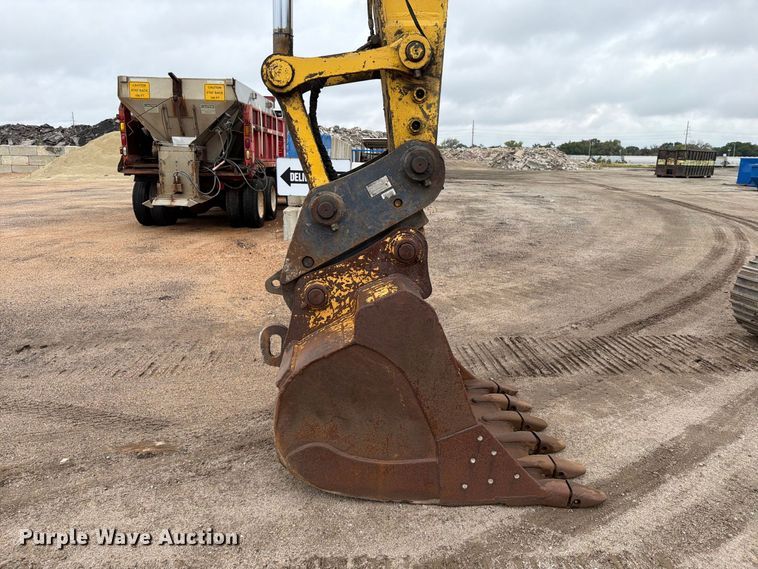 image for item FK3703 2006 Komatsu PC220LC-8 excavator