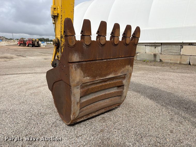 image for item FK3703 2006 Komatsu PC220LC-8 excavator