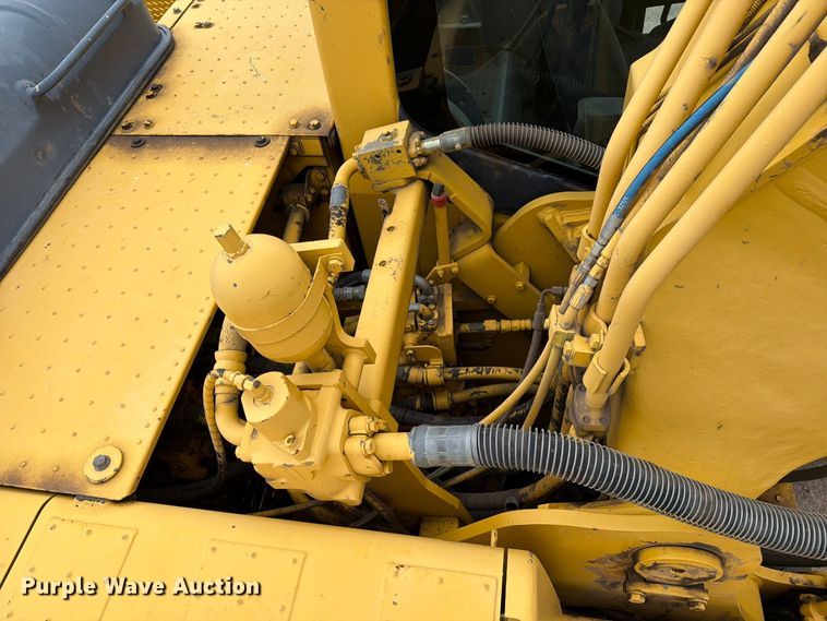 image for item FK3703 2006 Komatsu PC220LC-8 excavator