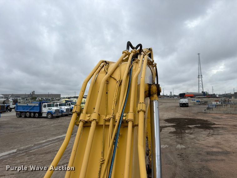 image for item FK3703 2006 Komatsu PC220LC-8 excavator