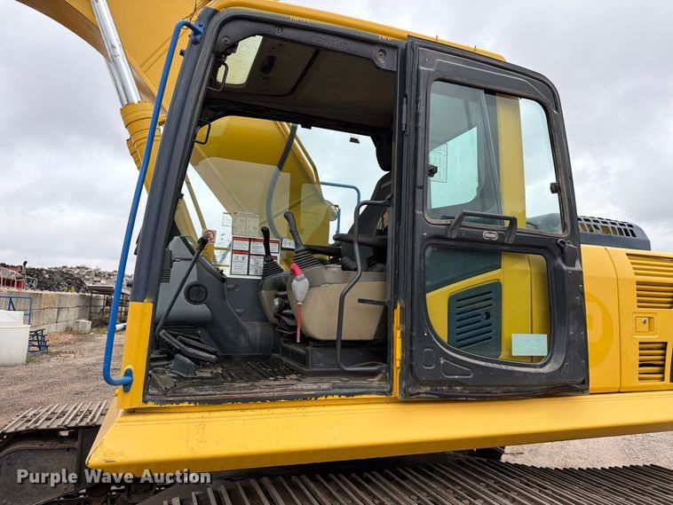 image for item FK3703 2006 Komatsu PC220LC-8 excavator