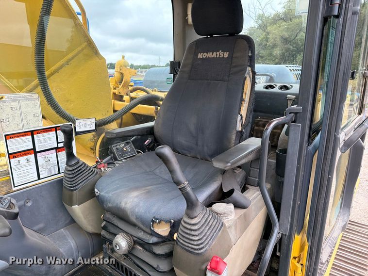 image for item FK3703 2006 Komatsu PC220LC-8 excavator