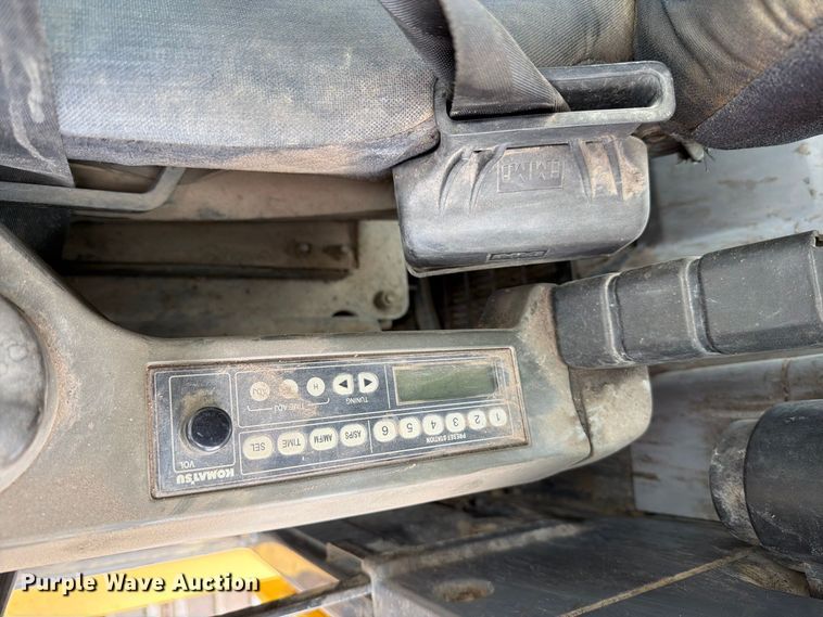 image for item FK3703 2006 Komatsu PC220LC-8 excavator