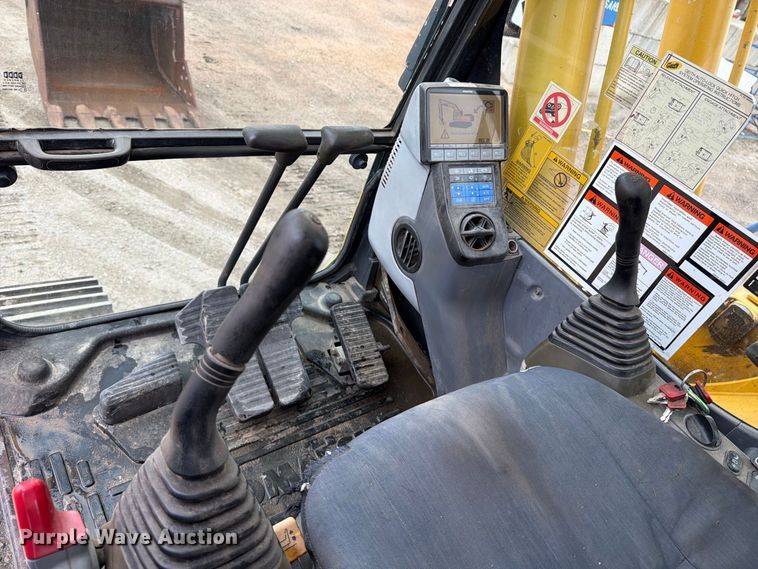 image for item FK3703 2006 Komatsu PC220LC-8 excavator