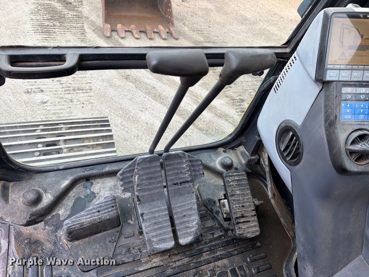 image for item FK3703 2006 Komatsu PC220LC-8 excavator
